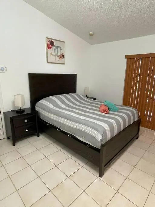Modern 3-bedroom W/ Backyard Vakantiehuis Miami
