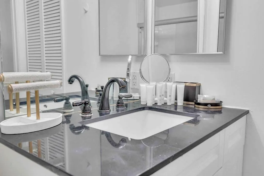 Iconic High Floor 3 Bedrooms In The Heart Of * Miami