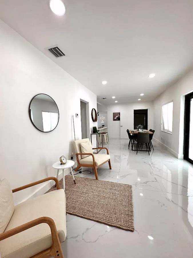 Holiday home New Comfy And Modern House Near Airport Miami