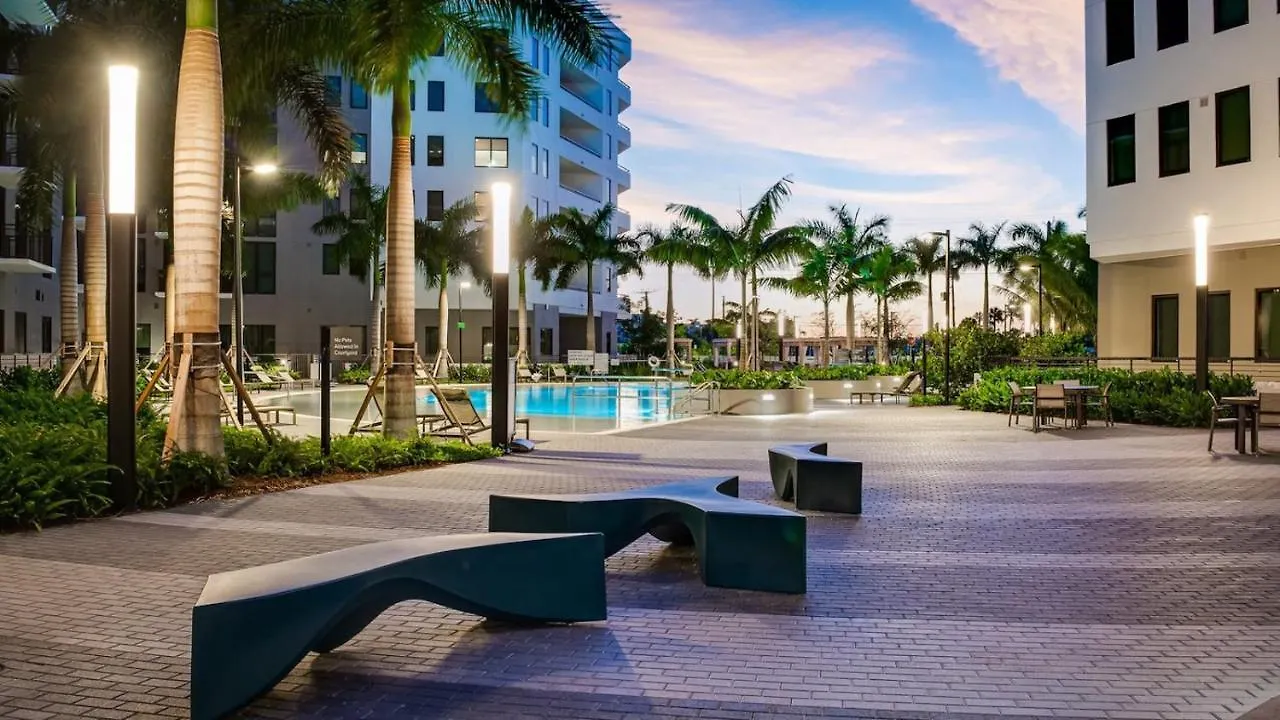 Upscale 2-bedroom Balcony And Pool View & Luxury Amenities In Miami-doral, Mins To Intl