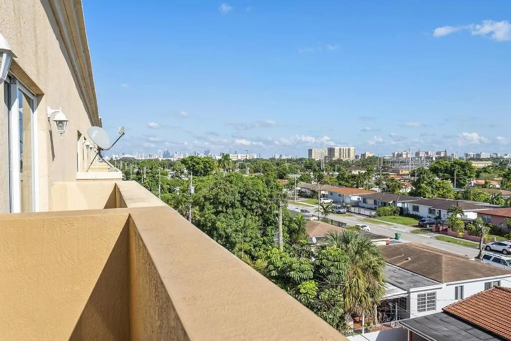 Apartment Near Airport 2 Story 2 Bedroom W/ Balcony