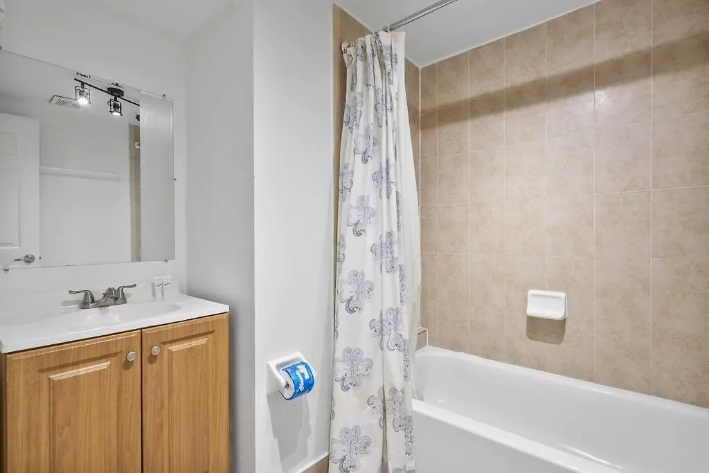 Apartment Near Airport 2 Story 2 Bedroom W/ Balcony *