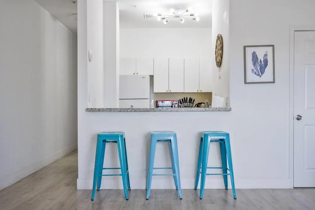 Near Airport 2 Story 2 Bedroom W/ Balcony Apartment *