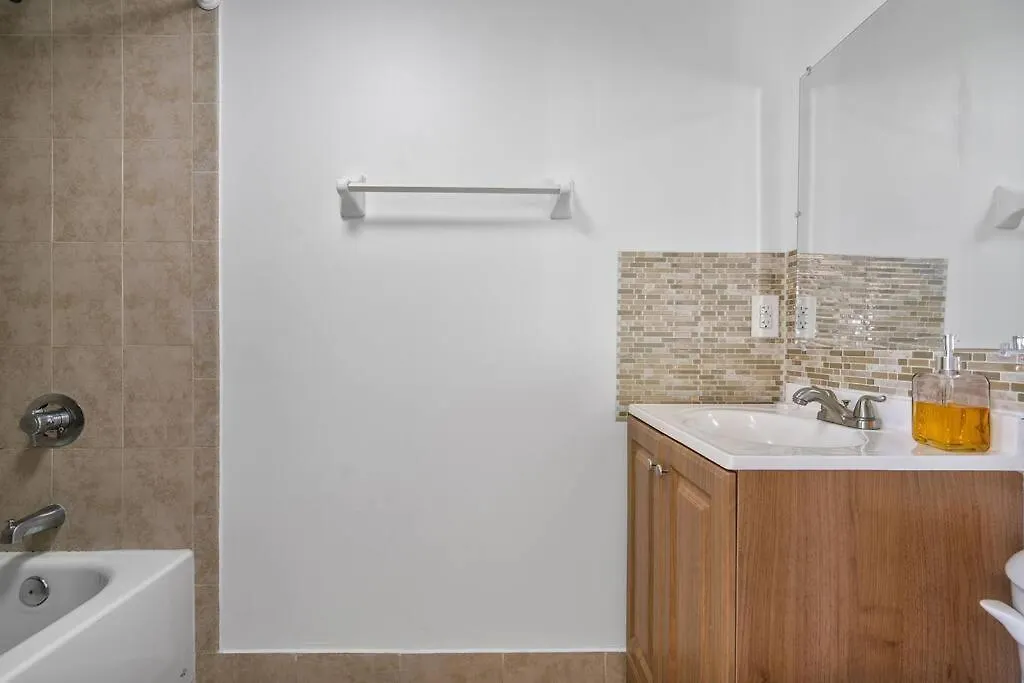 Near Airport 2 Story 2 Bedroom W/ Balcony Apartment *