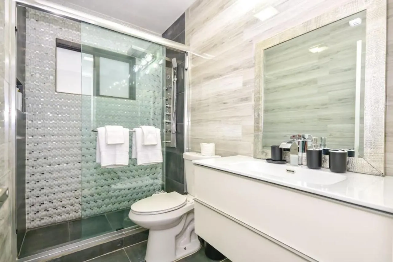 Five Bedroom With Pool In Highland Lakes Near Aventura Mall *