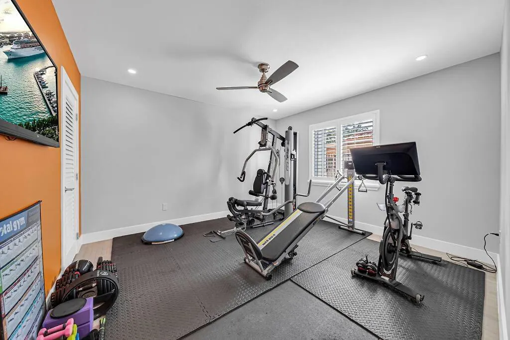 Centrally Located W/ Pool & Gym ! * Miami