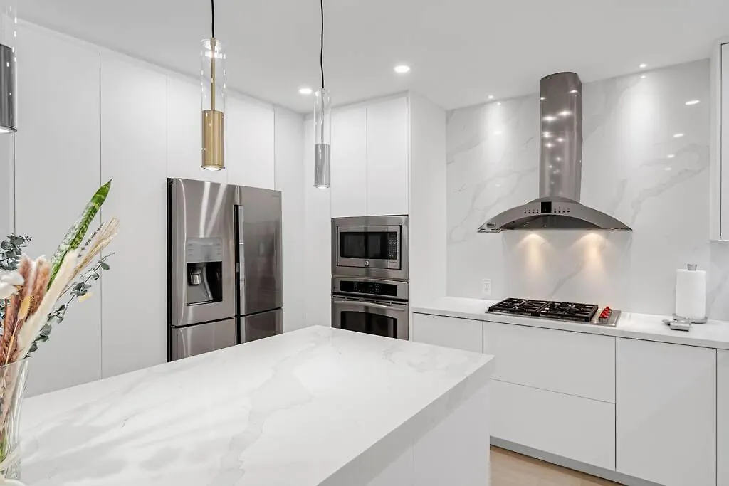 Centrally Located W/ Pool & Gym ! Miami
