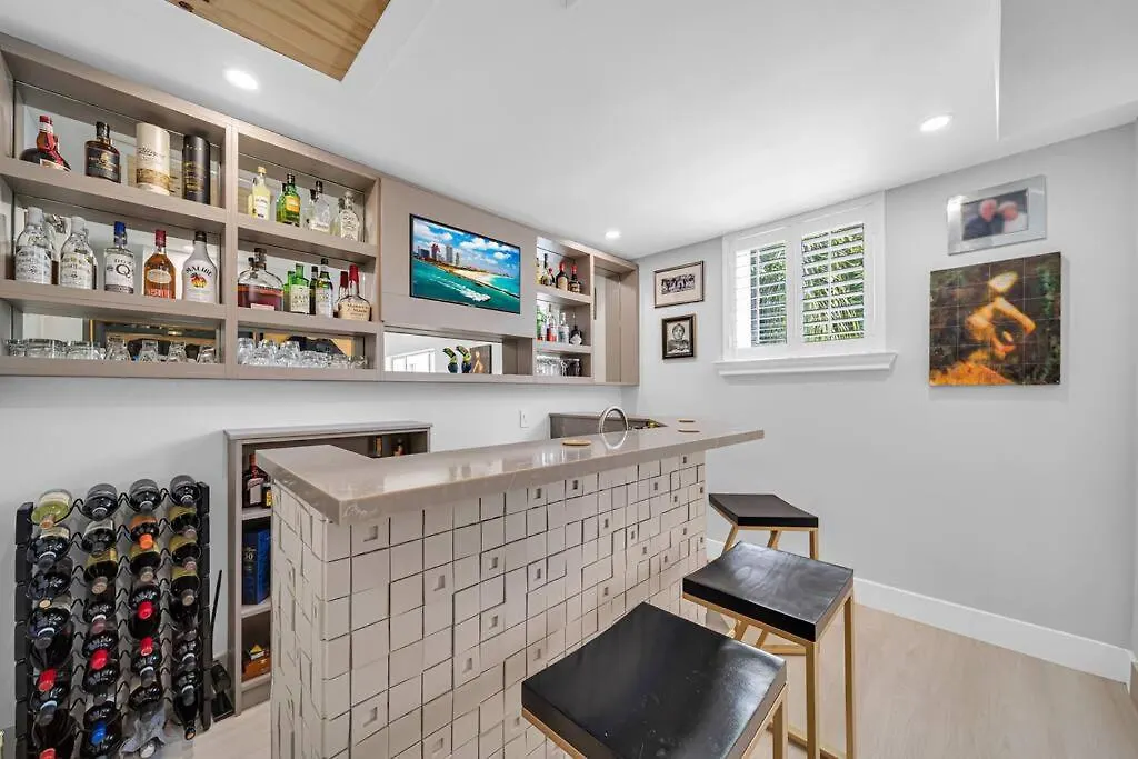 Villa Centrally Located W/ Pool & Gym !