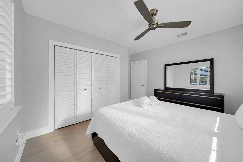 Villa Centrally Located W/ Pool & Gym ! *
