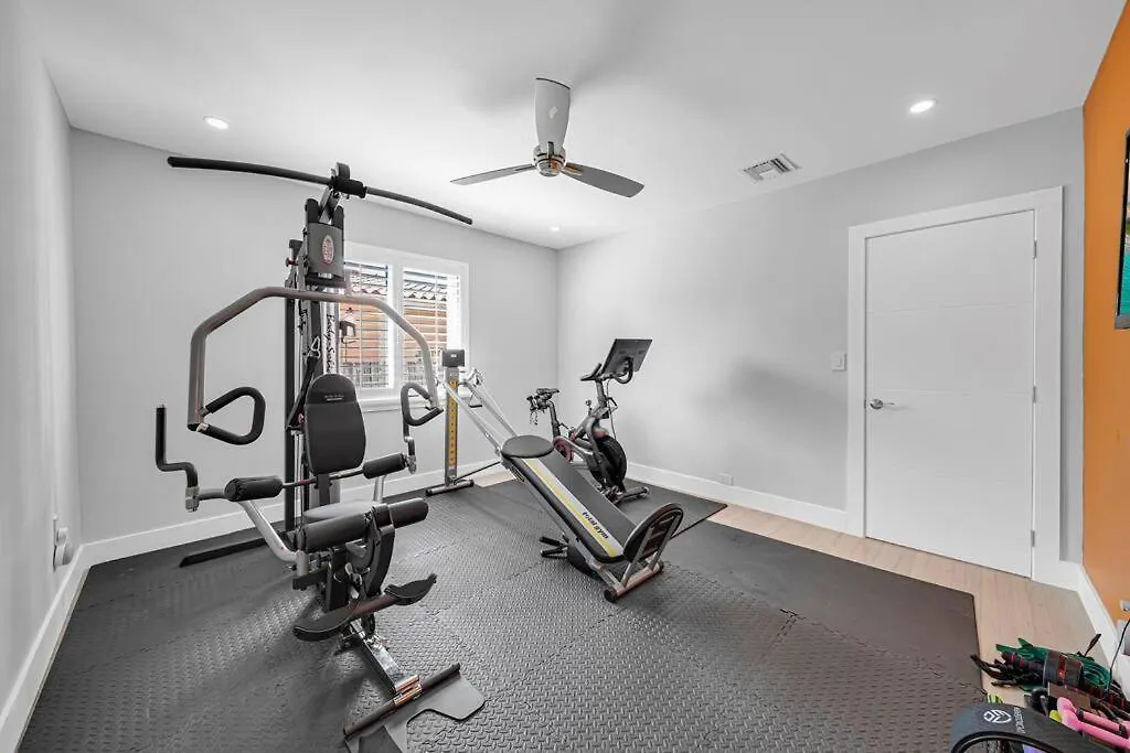 Centrally Located W/ Pool & Gym ! * Miami