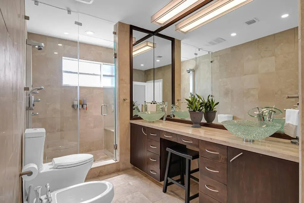 Villa Centrally Located W/ Pool & Gym ! *