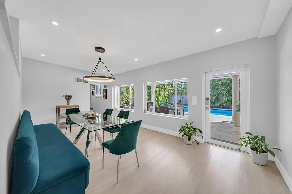 Villa Centrally Located W/ Pool & Gym ! Miami