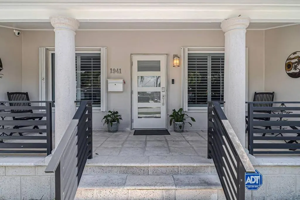 Centrally Located W/ Pool & Gym !