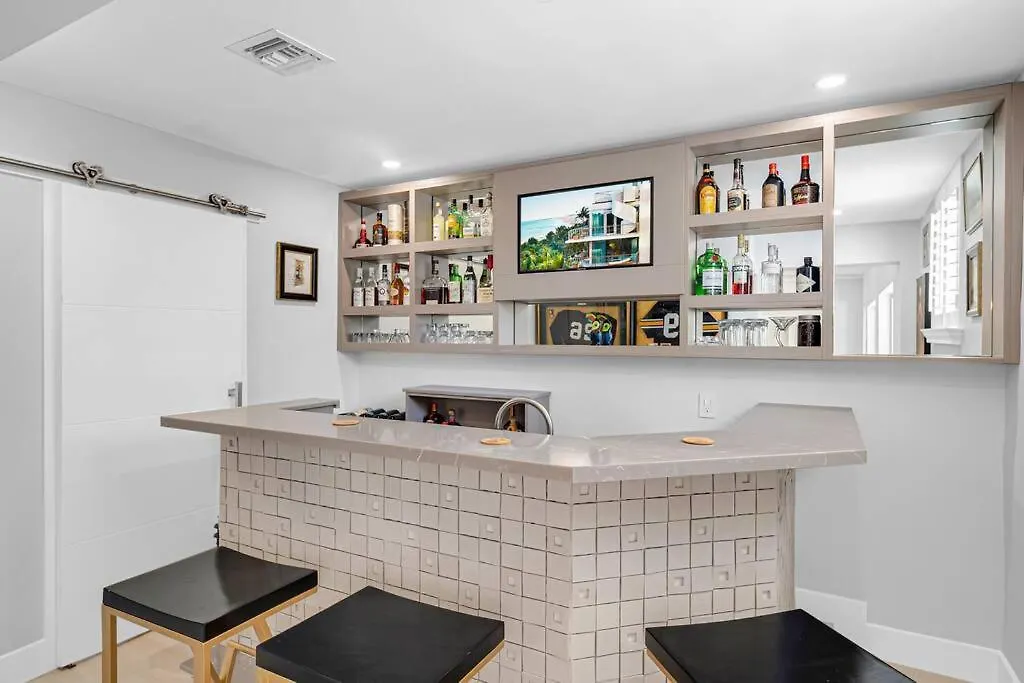 Villa Centrally Located W/ Pool & Gym !