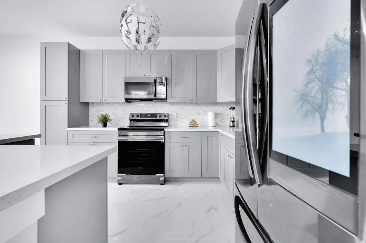 Holiday home Sleek & Modern Townhome, Shared Backyard Oasis *