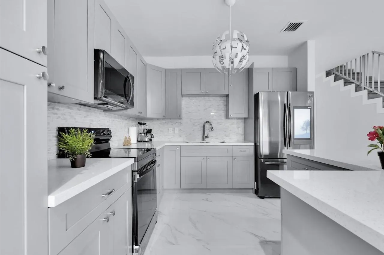 Sleek & Modern Townhome, Shared Backyard Oasis Holiday home *