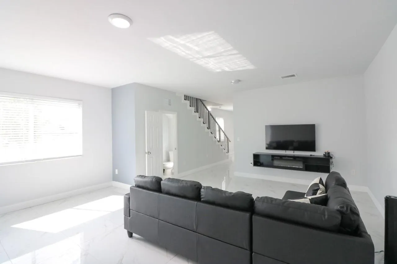 Sleek & Modern Townhome, Shared Backyard Oasis Miami