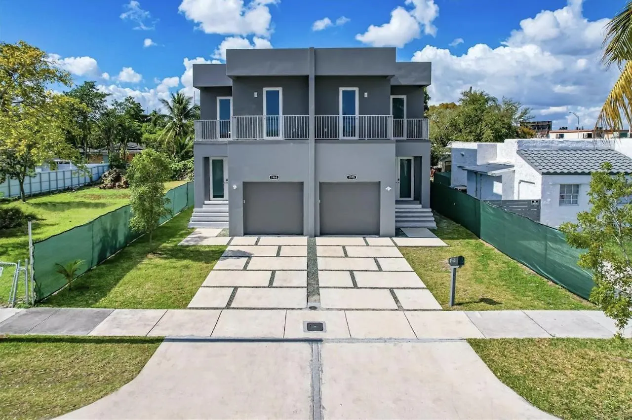 Sleek & Modern Townhome, Shared Backyard Oasis Holiday home *