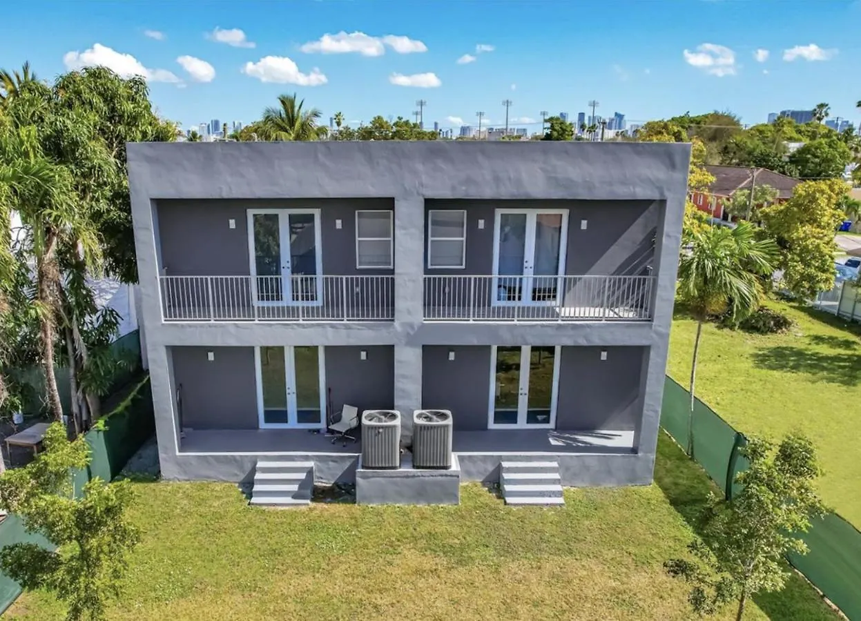 Holiday home Sleek & Modern Townhome, Shared Backyard Oasis *