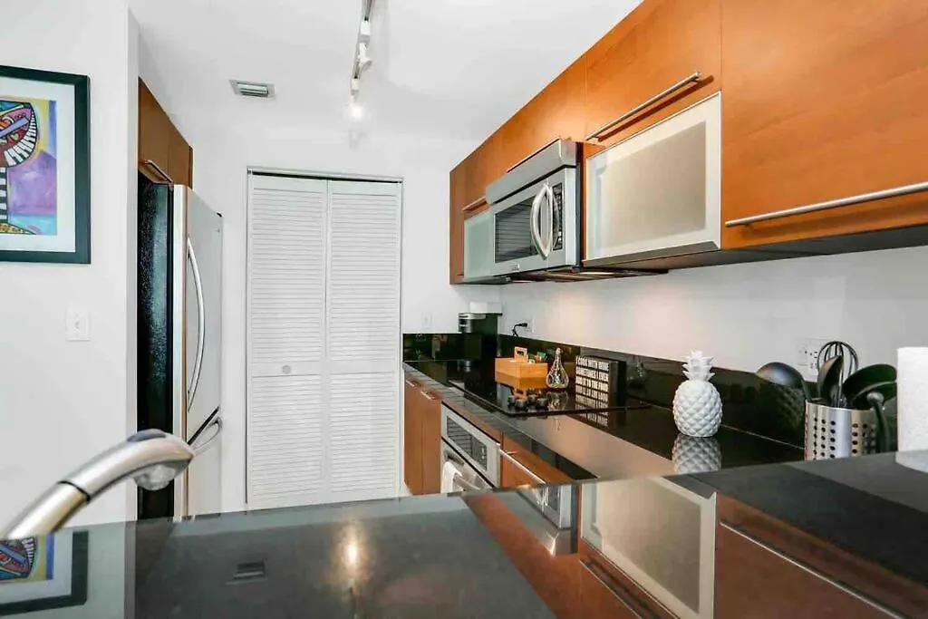 Apartment And Luxurious Living In Downtown *