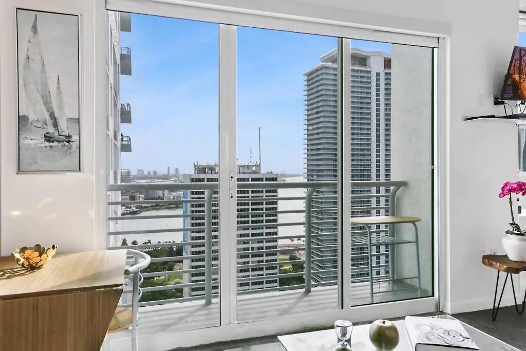 Luxury Loft In The Heart Of Downtown Miami. *