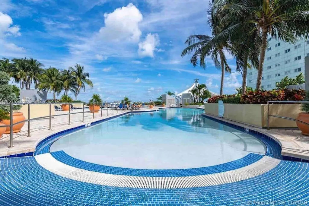 And Luxurious Living In Downtown * Miami