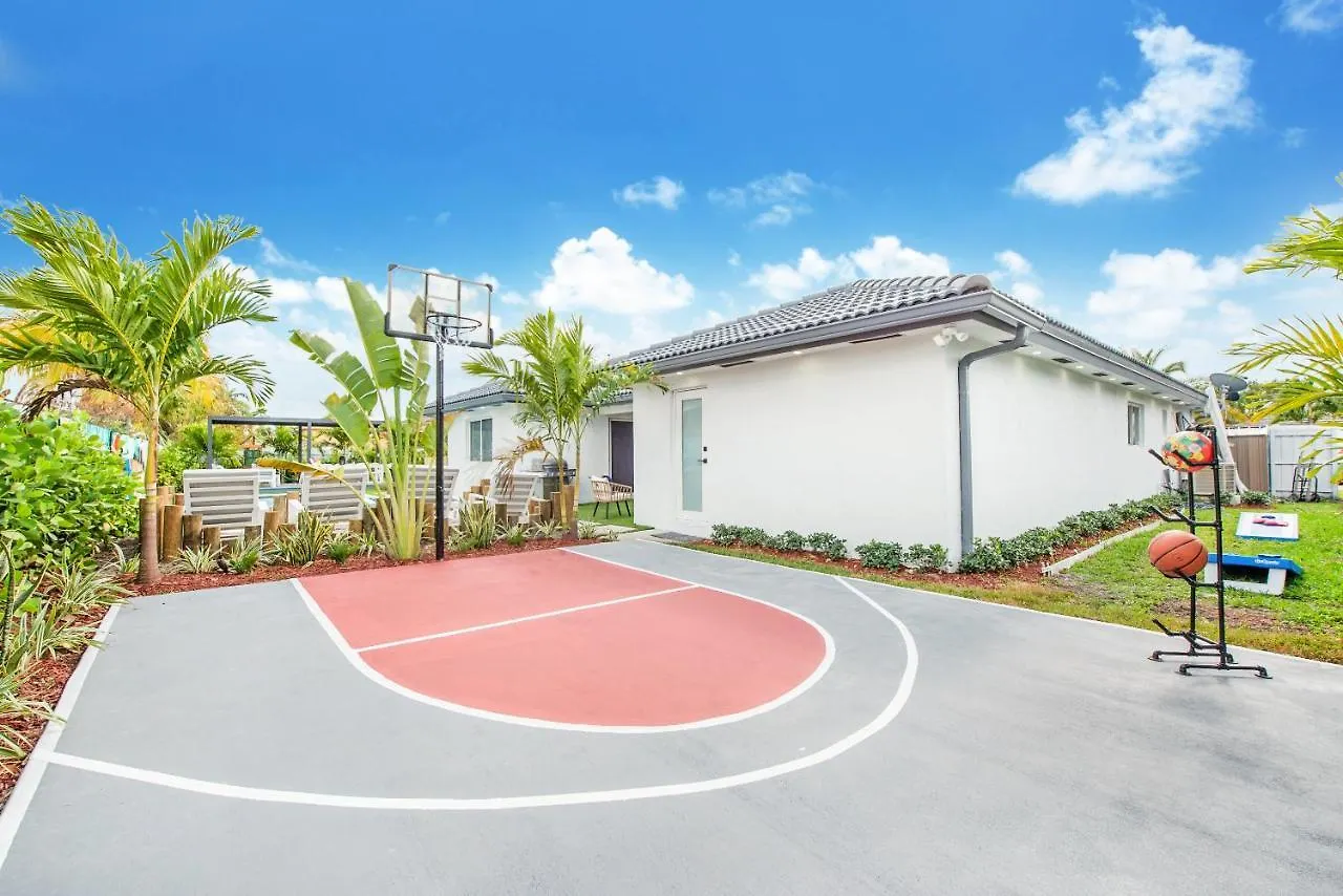Grand 6Br Escape Resort Pool, Beach & Mini Golf L09 Holiday home