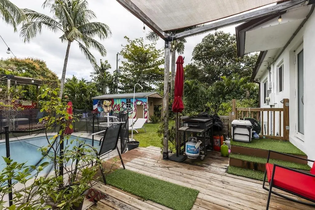 Holiday home Festive Pool With Lots Of Colors And Swag. *