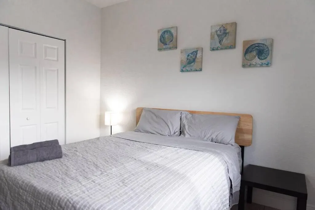 New House On The Block Near Airport. Holiday home Miami