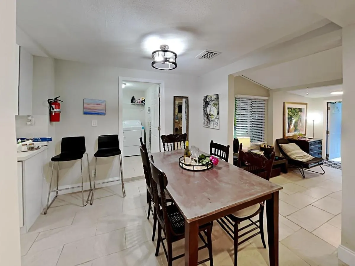 Townhouse With Patio, Gazebo, Free Parking, Centrally Located