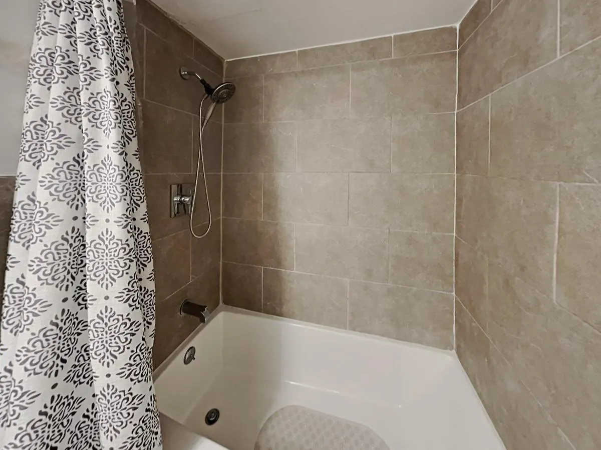 Townhouse With Patio, Gazebo, Free Parking, Centrally Located *