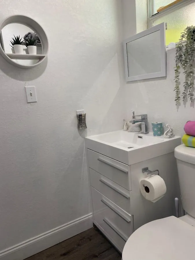 Tiny Place W Private Hot Jacuzzi 7 Min To International Airport Bed & Breakfast Miami