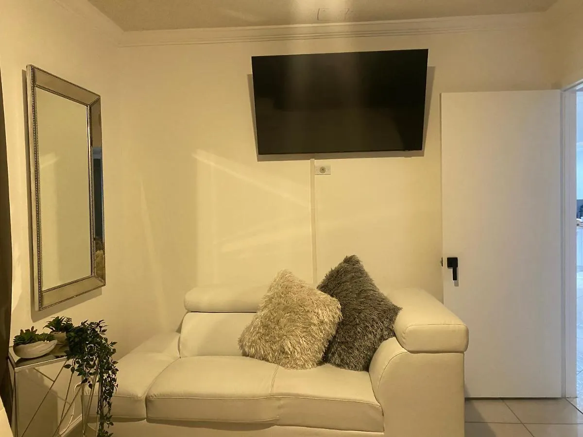 Beautiful House 7 Min From Airport W Free Parking Apartment *