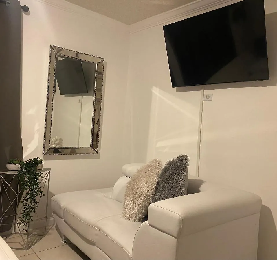Beautiful House 7 Min From Airport W Free Parking Apartment