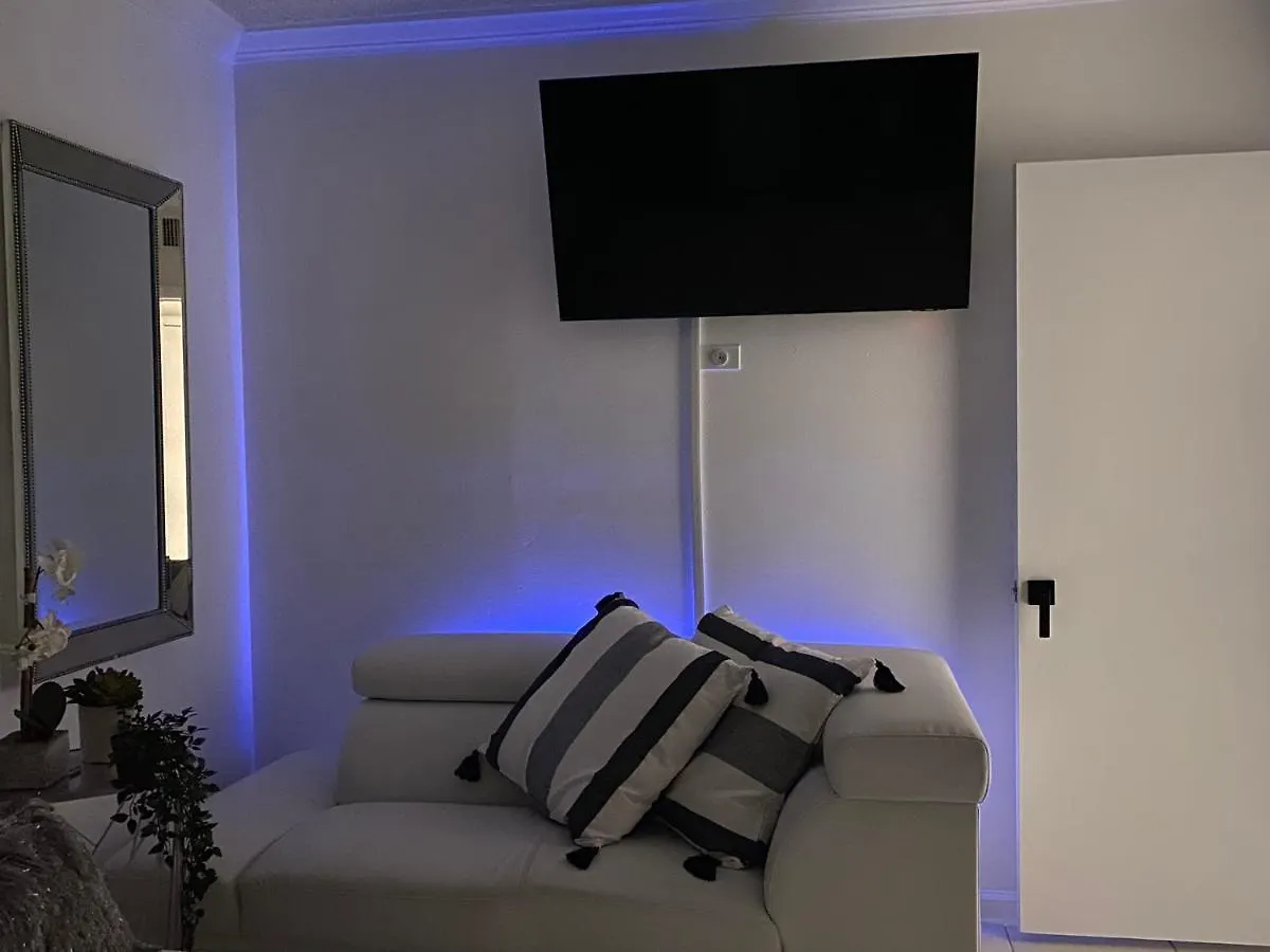 Beautiful House 7 Min From Airport W Free Parking Apartment *