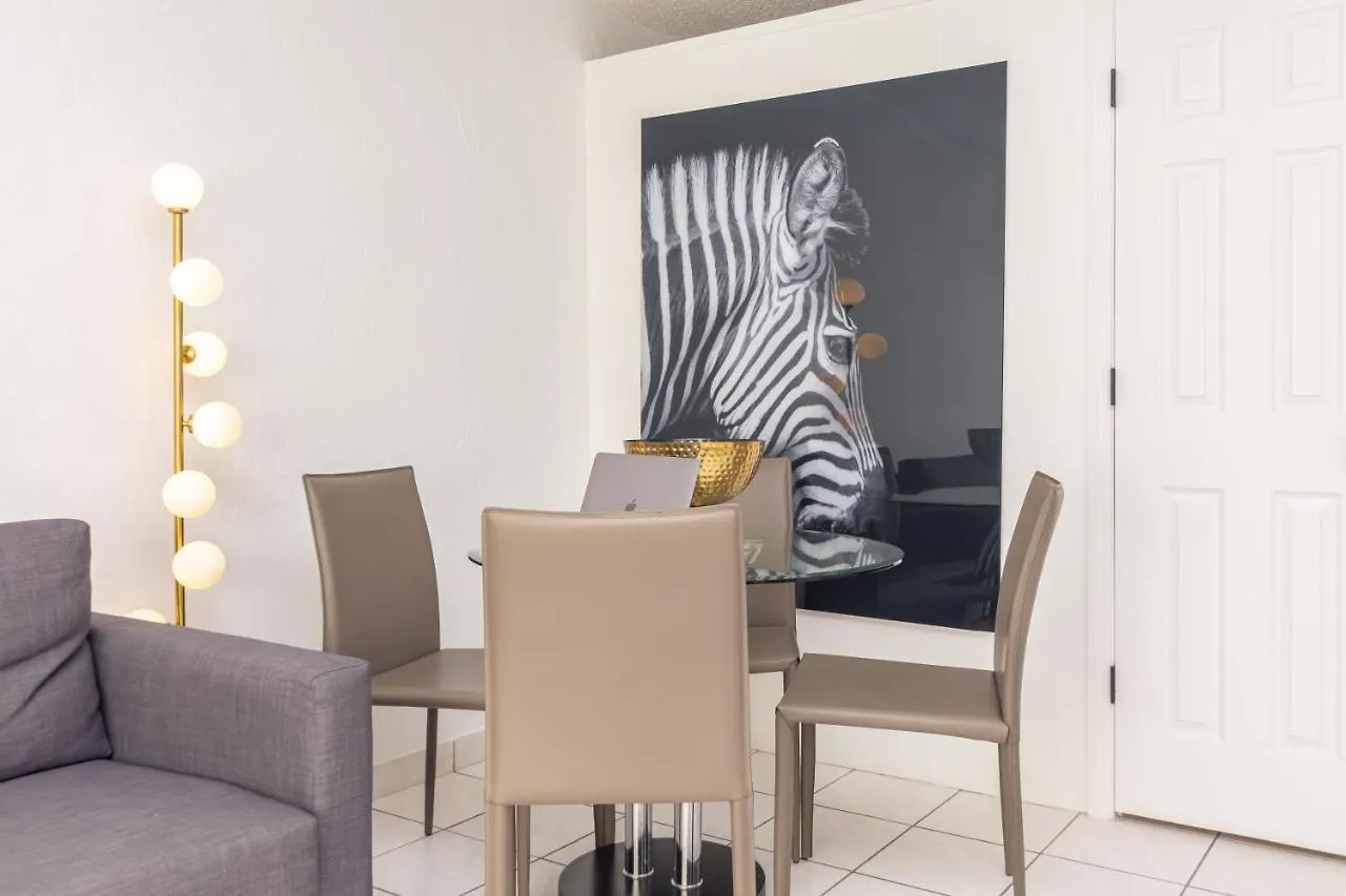 Two Bedroom - With Parking & Balcony - Heart Of Wynwood Apartment *