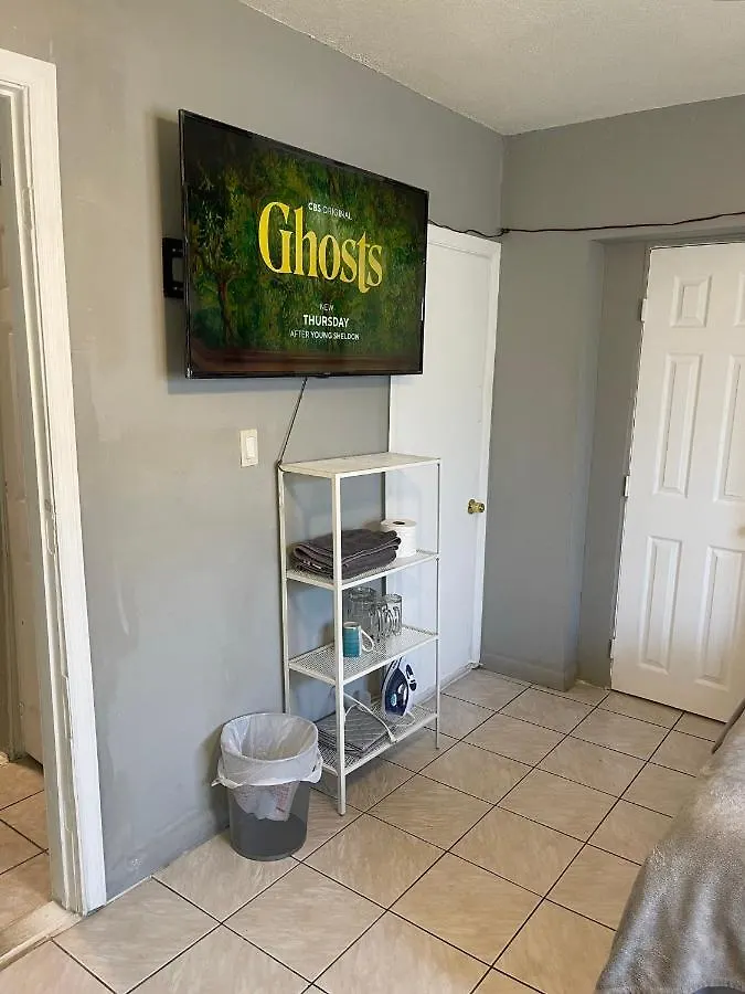 Homestay Value Inside Miami, Near Airport, Beach, Center & Metro