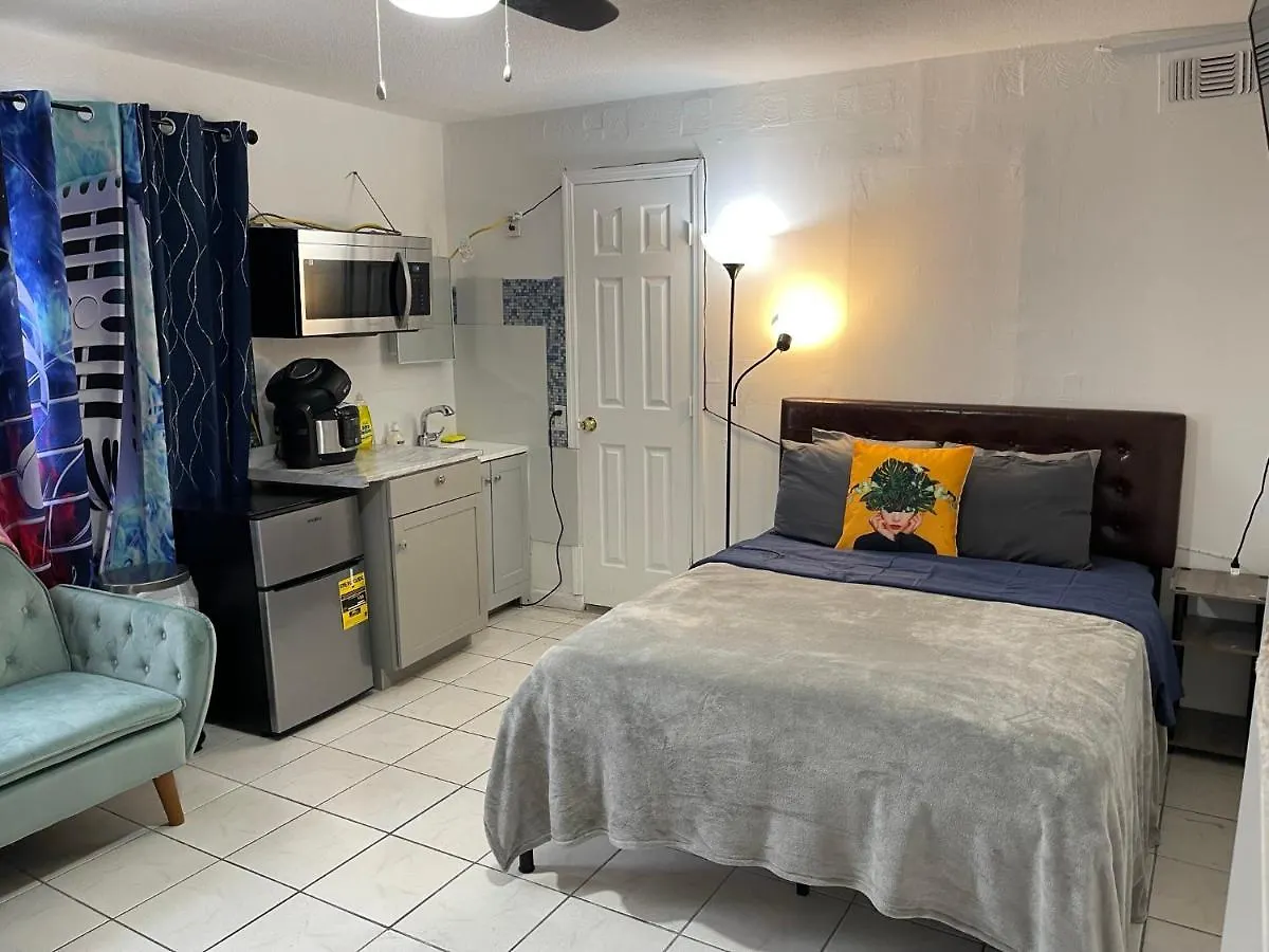 Homestay Value Inside Miami, Near Airport, Beach, Center & Metro *