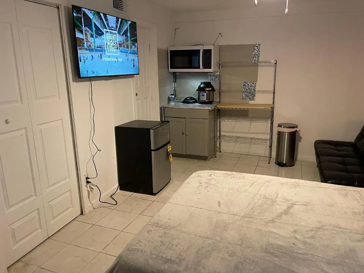 Homestay Value Inside Miami, Near Airport, Beach, Center & Metro *