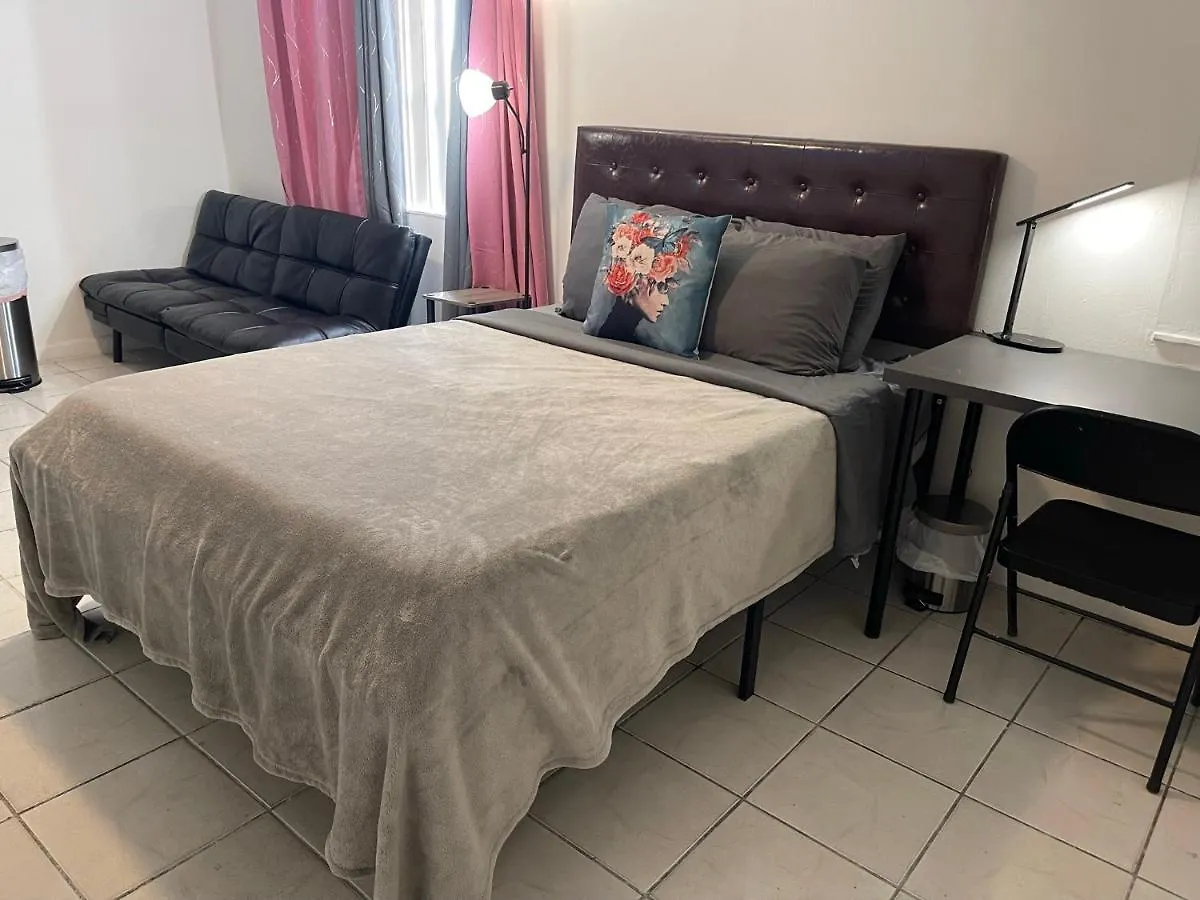 Homestay Value Inside Miami, Near Airport, Beach, Center & Metro *