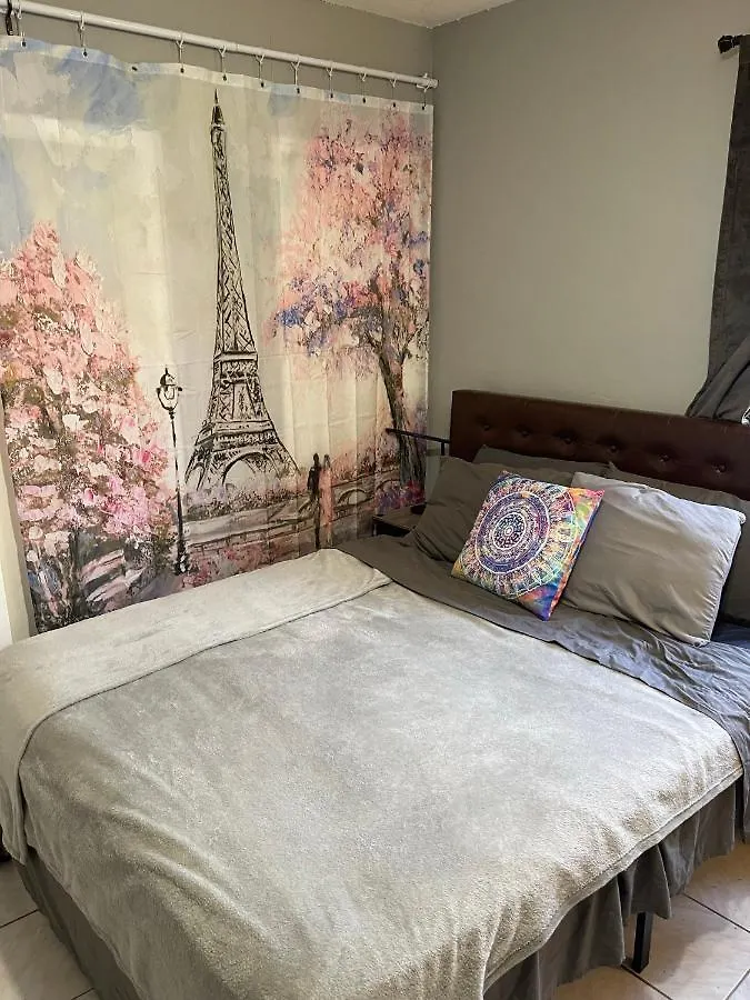 Homestay Value Inside Miami, Near Airport, Beach, Center & Metro