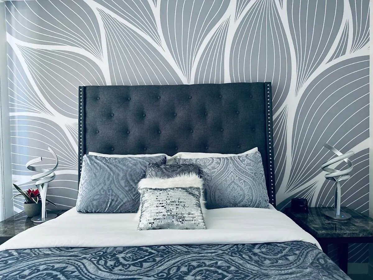 Iconic Luxurious 2 Bedroom Poolview & Bay View Downtown