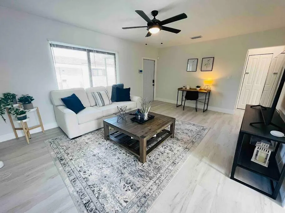 Charming 2 Bedroom Near Calle Ocho Kasey Center Downtown Beaches * מיאמי