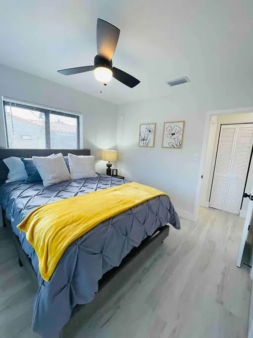 Charming 2 Bedroom Near Calle Ocho Kasey Center Downtown Beaches בית נופש