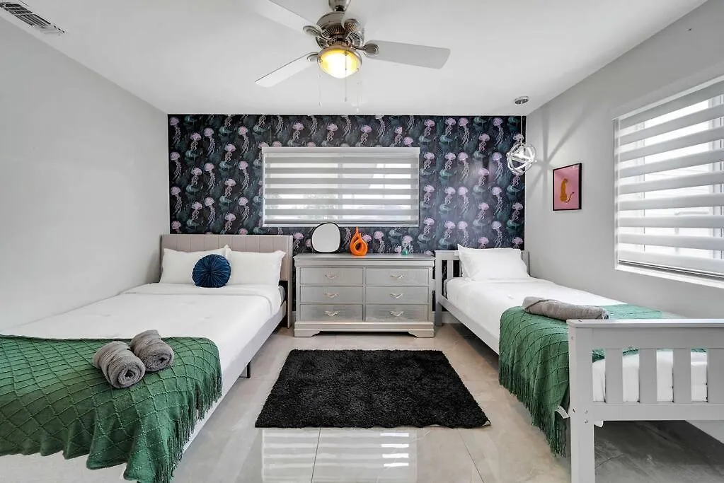 Holiday home Sunny Retreat, 4br House With Private Pool, Family Friendly, Min From Airport & Beaches *