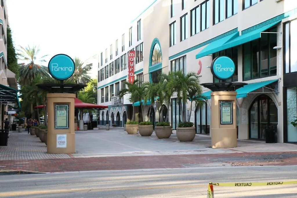 Amazing - Walking Distance To Cocowalk Apartament