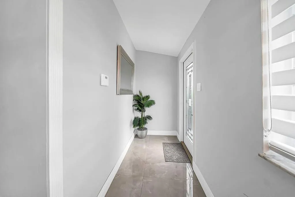 Sunny Retreat, 4br House With Private Pool, Family Friendly, Min From Airport & Beaches *