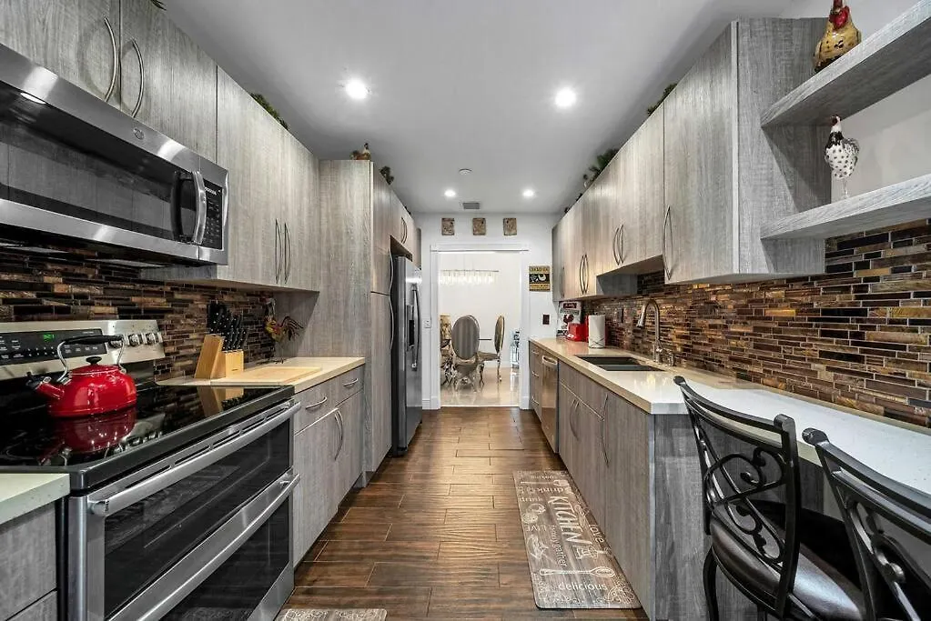 Sunny Retreat, 4br House With Private Pool, Family Friendly, Min From Airport & Beaches