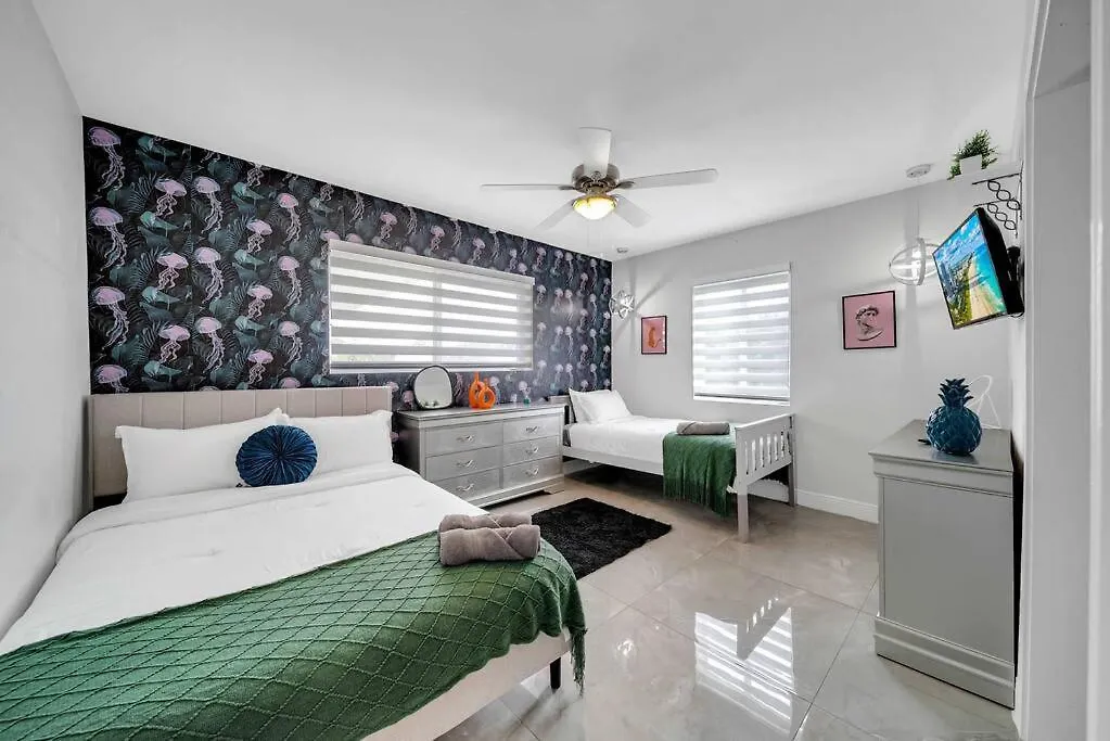 Sunny Retreat, 4br House With Private Pool, Family Friendly, Min From Airport & Beaches Holiday home *