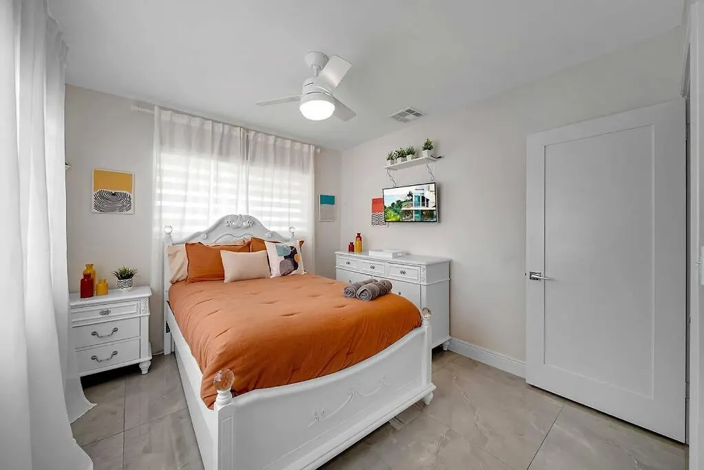 Sunny Retreat, 4br House With Private Pool, Family Friendly, Min From Airport & Beaches Holiday home